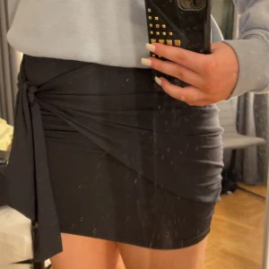 Kort tajt kjol❤️ - En ursnygg minikjol från ivyrevel. Aldrig använd så i nyskick. Tryck på köp nu!❤️