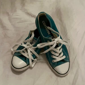 Converse - Tryck inte på köp nu❗️ Aldrig använda. Jättefina turkosa converse, står 37 på insidan men skulle säga att de är lite små i storleken så kanske 36-36.5! Pris kan diskuteras❤️