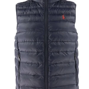 Ralph lauren väst - Säljer men super fina Ralph lauren väst den e i storlek M i barn! Så ungefär Xs i dam den sitter super bra på mig som är 161 och kom priv för fler bilder!❤️