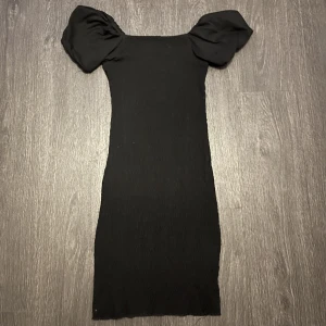 Klänning🖤 - En tight, svart klänning med puffärmar med stretchigt material! 