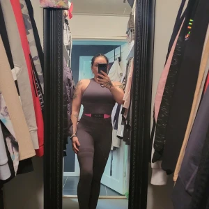 Nytt stronger sett  - Nytt stronger sett endast testat det  Stl på överdelen är M Stl på thaitsen är xs Ny pris tillsammans 1100 färg mörkgrå  Mitt pris 561 kr inkl spårbar frakt 