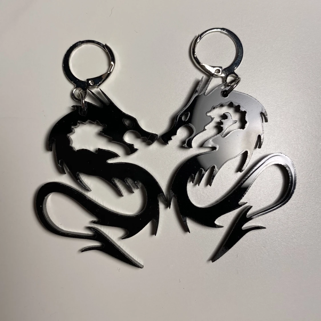 örhängen med drakar