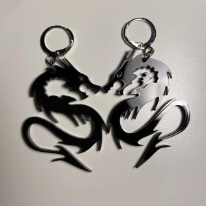 örhängen med drakar - örhängen med drakar på! 💗köpta för några år sedan men bara använda typ 1-2 ggr💗 dock gick en del av på ena draken som man kan se om man jämför med den andra, därför är priset så lågt<3