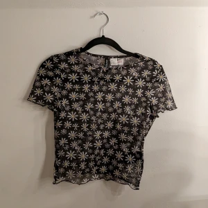 Mesh tröja - Croppad tröja i mesh typ med vita blommor, sparsamt använd så väldigt bra skick!🤍