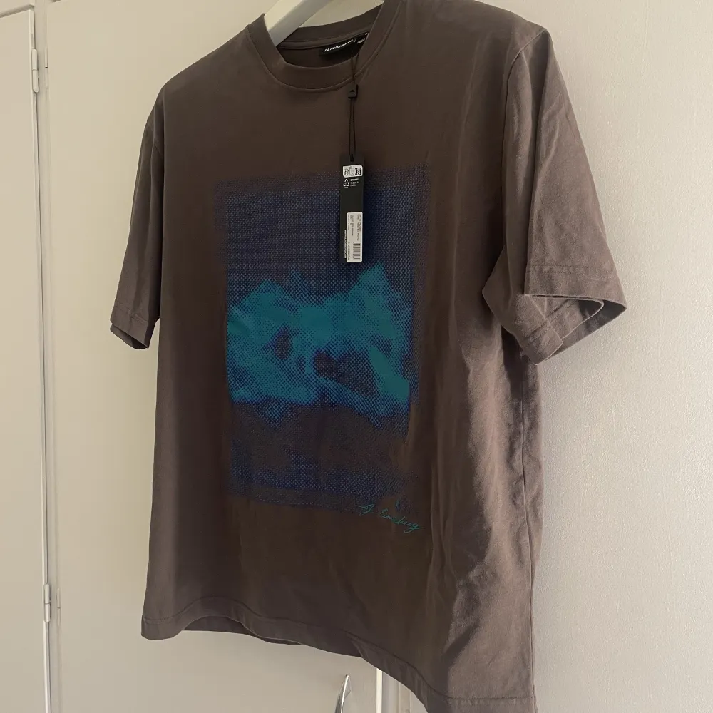 Säljer den unika nyinkomna walsh boxy print tee limited edition T-shirt från J.Lindeberg. Nyskick med prislapp kvar. Säljs på J.Lindebergs hemsida för 1200kr✨. T-shirts.