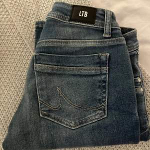 Jag sälja mina blåa Ltb low waist jeans för 700kr. Färgen ser lite konstig ut på bilden, de är mer åt det blåa hållet! Jag är 168cm lång och de är perfekt i längd för mig. Skiv gärna om ni är intresserade! Köparen står för frakten!❤️