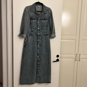 Jeansklänning - Jeansklänning storlek M från H&M. Nyskick.