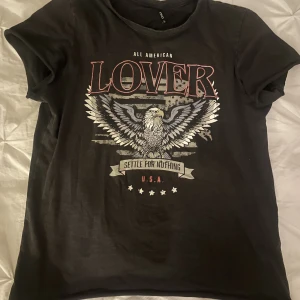 T-shirt med tryck - Svart T-shirt med tryck från Only storlek Xs använd ett fåtal gånger