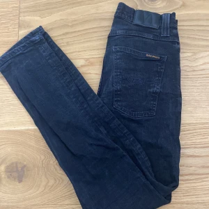 Nudie jeans - Säljer ett par riktigt feta Nudie jeans i grim Tim modelen. storlek 30/32. Väldigt fint skick 9/10 Säljer för 300kr