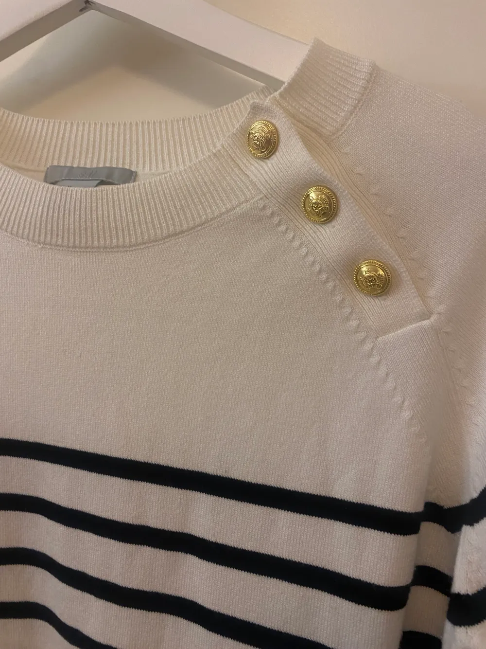 Jättefin randig tröja med gulddetalj från H&M. Passar storlek S/M.. Tröjor & Koftor.