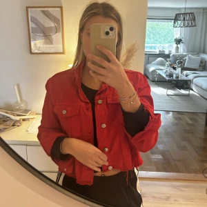 Jeansjacka - Säljer denna fina jeansjacka från hm
