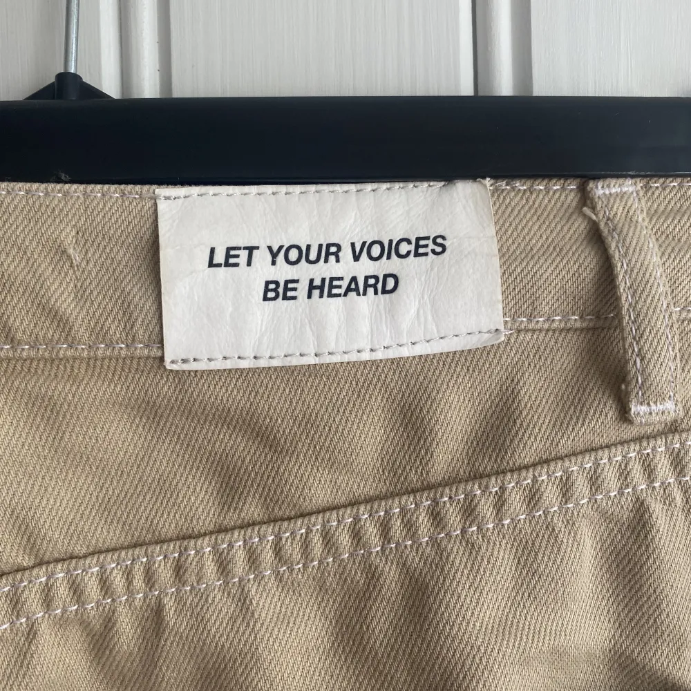 Beiga jeans från Amalie Star x NA-KD🤍 Köpt för 399kr, storlek 32. Går att få bättre bilder privat! . Jeans & Byxor.