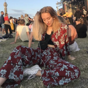 Blommigt set - Rött/blommigt set från Indiska. Byxorna har resår i midjan och är lite utsvängda där nere. Älskar detta set men har inte använts på länge. Byxorna är storlek 36 och skjortan är storlek 42, så blir fint oversize ❤️