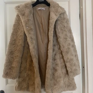 Jacka - Pälsjacka till hösten/vintern. Använd 1 vinter och är i mycket gott skick 
