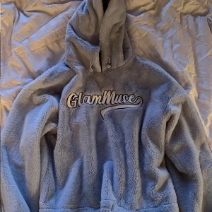 Mysig hoodie  - OBS: inte samma material på insidan som utsidan, foundation fläckar på insidan se bild 3. 