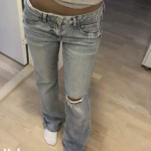säljer mina lågmidjade jeans från HM. sparsamt använda och inga defekter.Lånad bild men det är samma modell.