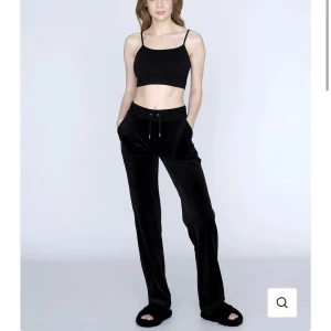  Juicy byxor  - Säljer dessa svarta juicy mjukis byxor då de ej går åt någon användning. Inga synliga slitage