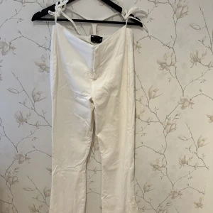 Bootcut byxor - Säljer dessa coola bootcut byxor med cut out från ASOS