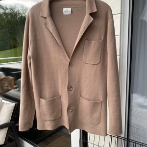 John Henric kofta - Nu säljer vi denna kofta kavja från John Henric i toppskick i färgen beige, koftan säljs bara i andrahandmarknaden( svår att få tag i) nypris 1400