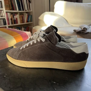 Saint Laurent skor - Säljer nu dessa skitsnygga Saint Laurent skorna i modellen sl/06. De är i en gråbrun färg och är i topp skick. 9.5/10. Hör av dig för fler frågor eller bilder! 
