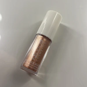 Highligher  - Highligher i en roseguld skimmrande färg. Använd fåtal gånger. Fortfarande väldigt mycket produkt kvar i