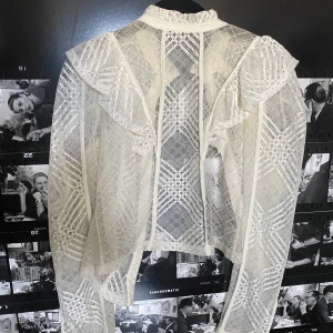 Spets skjorta  - Världens coolaste spets skjorta som man kan ha både fram och baklänges! Skit snygg men kommer inte längre till användning! Mycket fint skick. Pris kan diskuteras vid snabb, smidig affär!