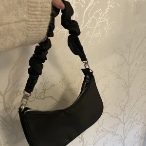 Bikbok väska - Säljer denna Supersöta väska ifrån bikbok då jag ej får användning för den, använd 1-2 gånger och vad jag vet så finns den inte kvar på hemsidan🥰