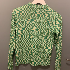 Topp från Carin Wester - Topp från Carin Wester i nyskick. Flerfärgad i mesh-aktigt material. 