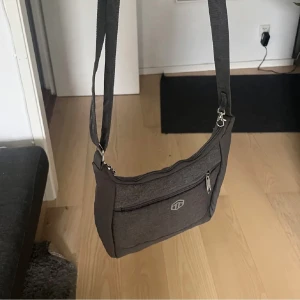 Väska - Säljer en väska från Topmove, helt oanvänd, jättefint skick.