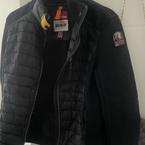 Parajumper vår/höstjacka - Säljer min parajumper vår / höstjacka som jag nästan aldrig använt Som ny För mer bilder skriv ☺️ Strl S, nypris 4000 