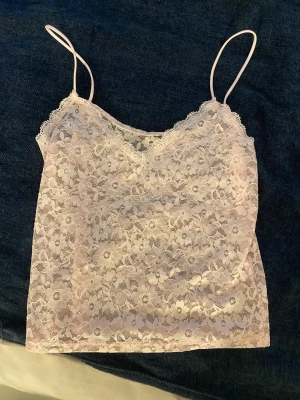 Blommigt ljusrosa linne! - Supergulligt ljusrosa linne med blommor! Fin spets och väldigt snyggt!🤞🏻 