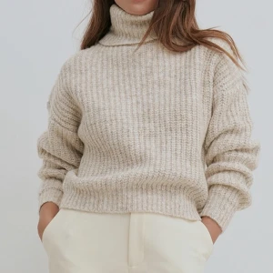 Stickad polotröja - Säljer min nyinköpta polotröja från hm. Den är en blandning mellan beige och grå och ingen allt för hög krage. Kontakta mig vid fler frågor och bilder💕