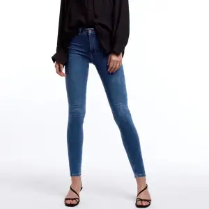 Säljer mina Molly High waist jeans från Gina Tricot, de har ett litet märke på låret som knappast syns annars är de i bra skick. Kontakta mig vid fler frågor och bilder💕