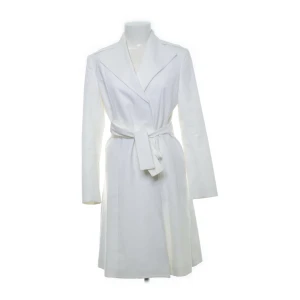 Vit kappa - Säljer en vit kappa aldrig andvänd köpes från sellpy men den var för liten för mig därför jag säljer den  Den är ganska liten i storlek skulle nog passa en S eller en liten M