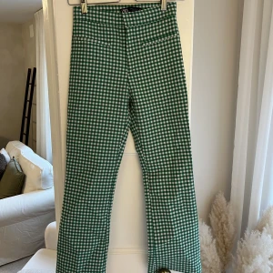 Rutiga kostymbyxor  - Grön/vita rutiga kostymbyxor från Zara. Använda 1 gång. 