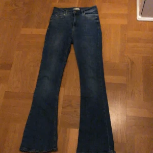 Jeans från gina - Ett par jeans från gina tricot andvända några få gånger, dem är mod waist och bra skick, de är även bootcut