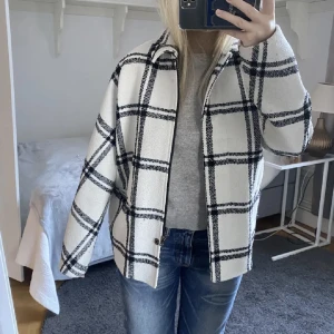 Jacka - Sjukt snygg jacka perfekt till hösten 🌺 Insidans material är 100% silke. 😍Storlek 36/38. Nypris: 3000kr