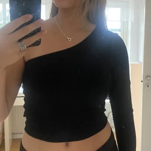One shoulder  - Fin one shoulder topp från NA-KD. Säljer då den inte kommer till användning.  Köptes för 249kr Fraktkostnad tillkommer 