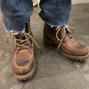 Vinterkängor  - Dessa skor är de skönaste och gosigaste jag har!!! Helt oanvända och perfekt till vintern. Prislappen sitter krav på insidan, nypriset var 1200kr. Märket är Tamaris.   Hämtas på Lidingö eller ropsten. Fraktas helst inte.