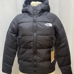 The North Face jacka  - Helt ny svart North Face jacka. Varm och skön, inga defekter. Har fin passform. Nypris är 2700-3000🌸