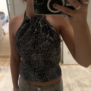 Satin blus halterneck - Super söt halterneck topp i satin från Karmamia🔥❤️ I leopard mönster med öppen rygg! Står ej storlek men skulle säga S-L då man kan knyta den så tight/lös man vill! 