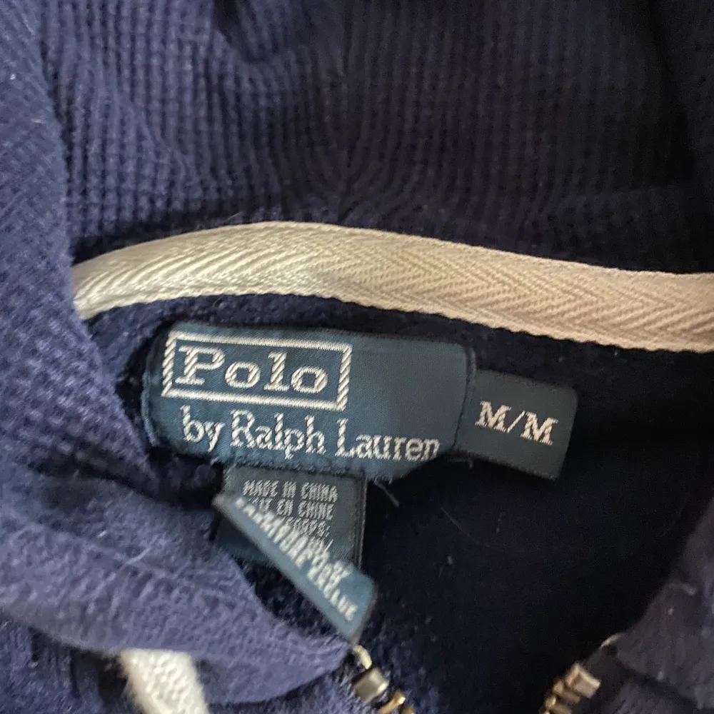 Snygg och stilig Polo Ralph Lauren zip up hoodie i bra skicka, 8/10. Storlek M. Nypris ligger runt 1699kr. Vid fler frågor eller funderingar så skriv.. Hoodies.