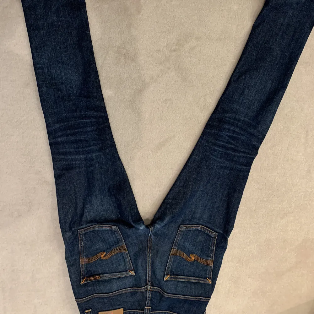 Supersnygga nudie jeans i storlek 31/32 men passar även 32/32. Storleken är relativt slim. Skick 6,5/10. Nypris cirka 1500 Hör av dig vid intresse!. Jeans & Byxor.