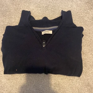 Esprit Halvzip  - Säljer min gammla halvzip från Esprit. Den är i storlek M och som ni ser på bilden är den mycke för stor för mig (178 65kg). Skriv vid minsta fundering 👍🏻