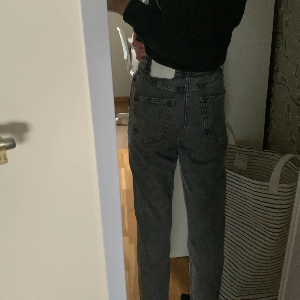 Säljer ett par grå mom jeans från zara i storlek 32. Säljer pågrund av att jag tycker dom inte passa min stil. Använd få gånger . Jeans & Byxor.