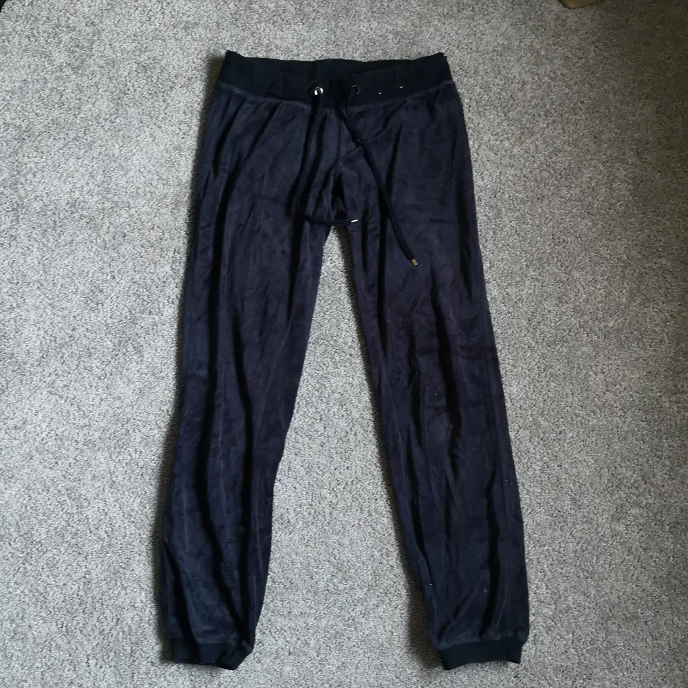 Ett par supersköna mörkblå mjukisbyxor från Cubus i storlek M. . Jeans & Byxor.