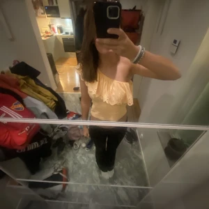 One shoulder topp zara  - Jättegullig och fin zara topp som jag köpte i somras! Använd relativt mycket men frf i bra skick! Säljer pga av att jag rensar garderoben! 