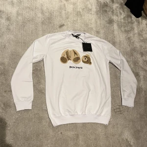 Palm angels tröja  - Säljer en vit långärmad Palm angels tröja 🧸 Den är i storlek XXL men är ganska liten så den passar mer som M-XL ✅ Den har aldrig andvänds och är helt ny (inga hål eller flaws) 👍 har man några frågor eller vill ha mer bilder är det bara att höra av sig 😁