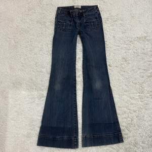 Lowrise och bootcut jeans, i perfekt skick 💕 Midjan är 73cm och innerbens är 84cm 💓
