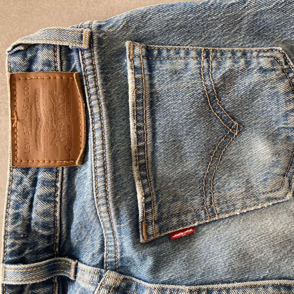 Ett par snatta low straight jeans från Levis. Använda men fortfarande i bra skick. . Jeans & Byxor.